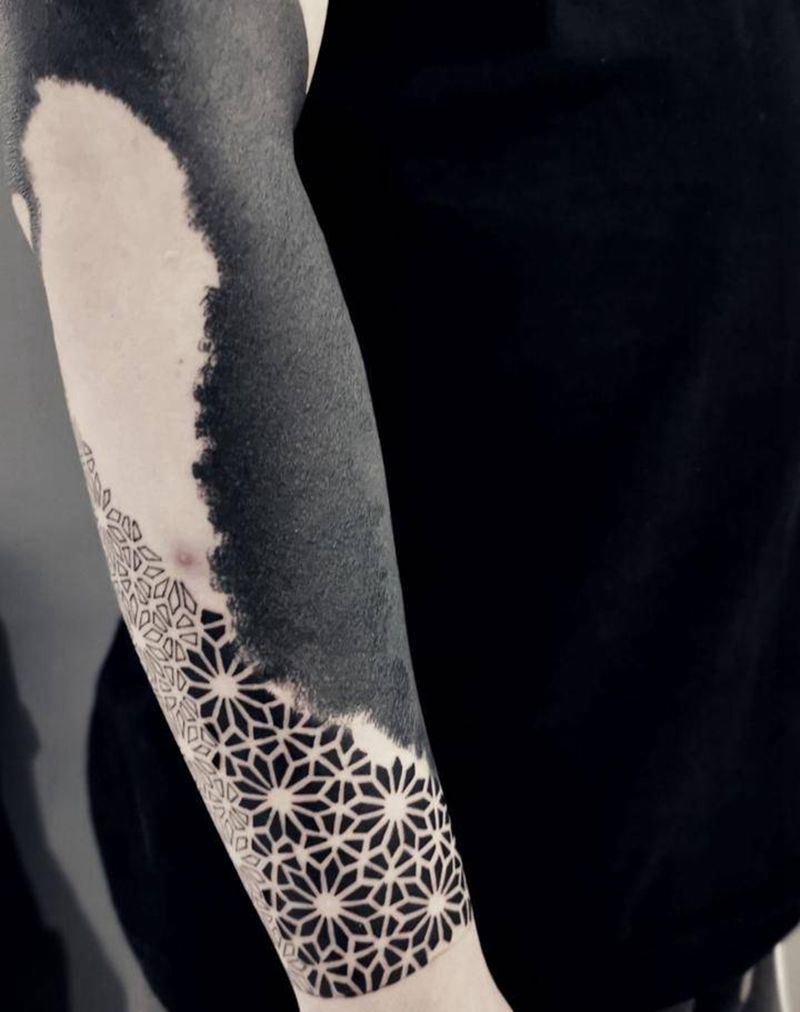 黑臂纹身图片_背部手臂老传统欧美写实黑臂点刺几何纹身图案