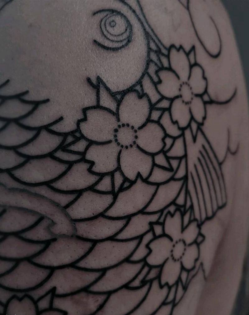 包大臂条鱼/未完待续纹身图片_手臂背部老传统新传统鱼包大臂浪纹身图案