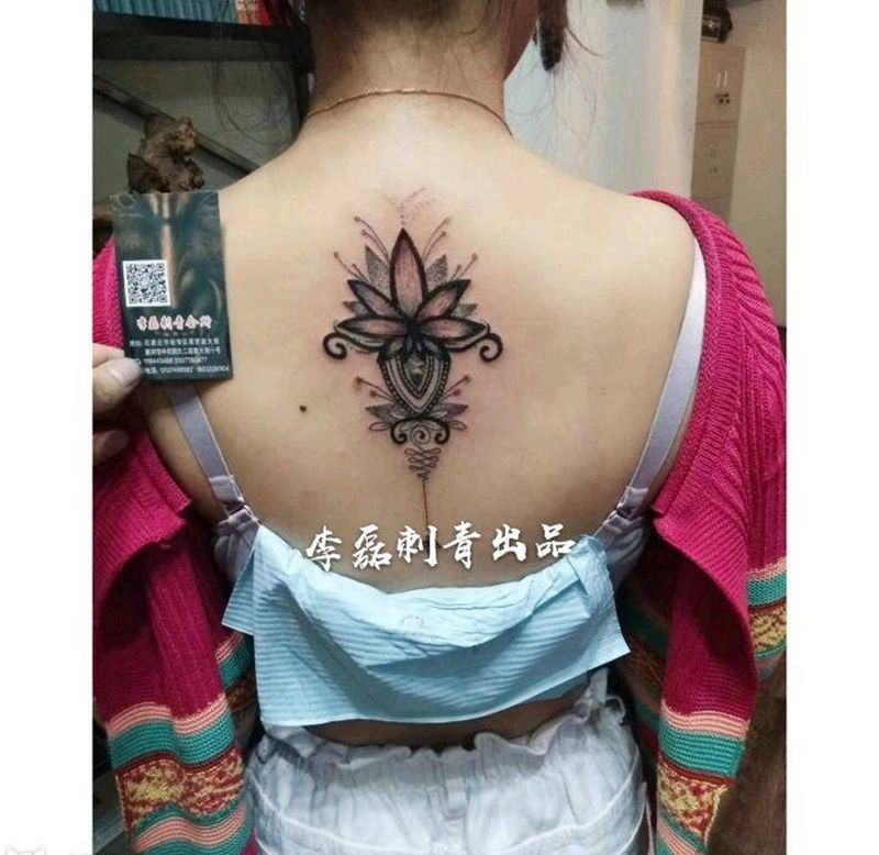 点刺手法荷花纹身图片_背部清新植物纹身图案