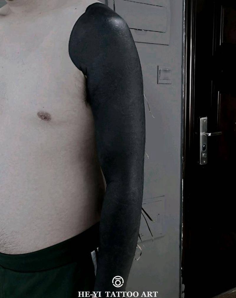 黑臂（遮盖）纹身图片_手臂背部欧美写实老传统黑臂遮盖纹身图案