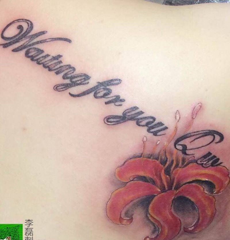 彼岸花加英文字母纹身图片_肩部清新植物纹身图案