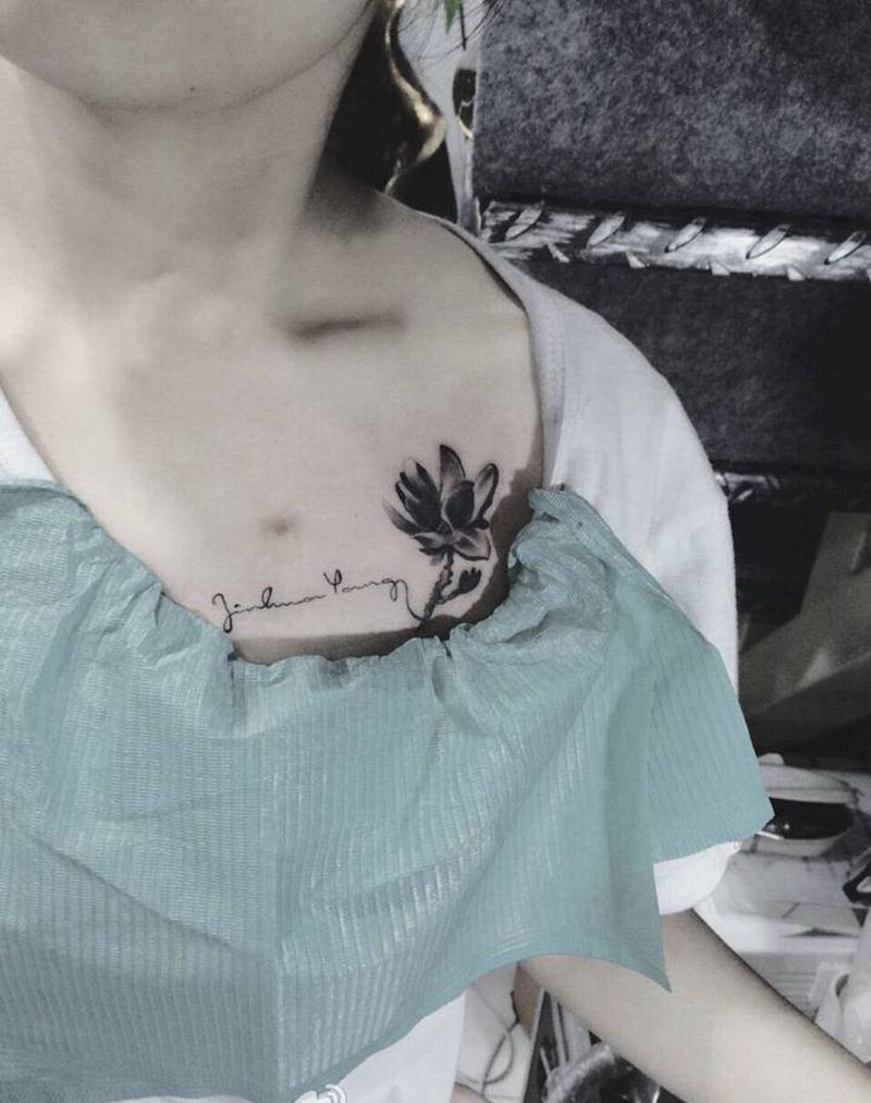 水墨荷花～胸部纹身图片