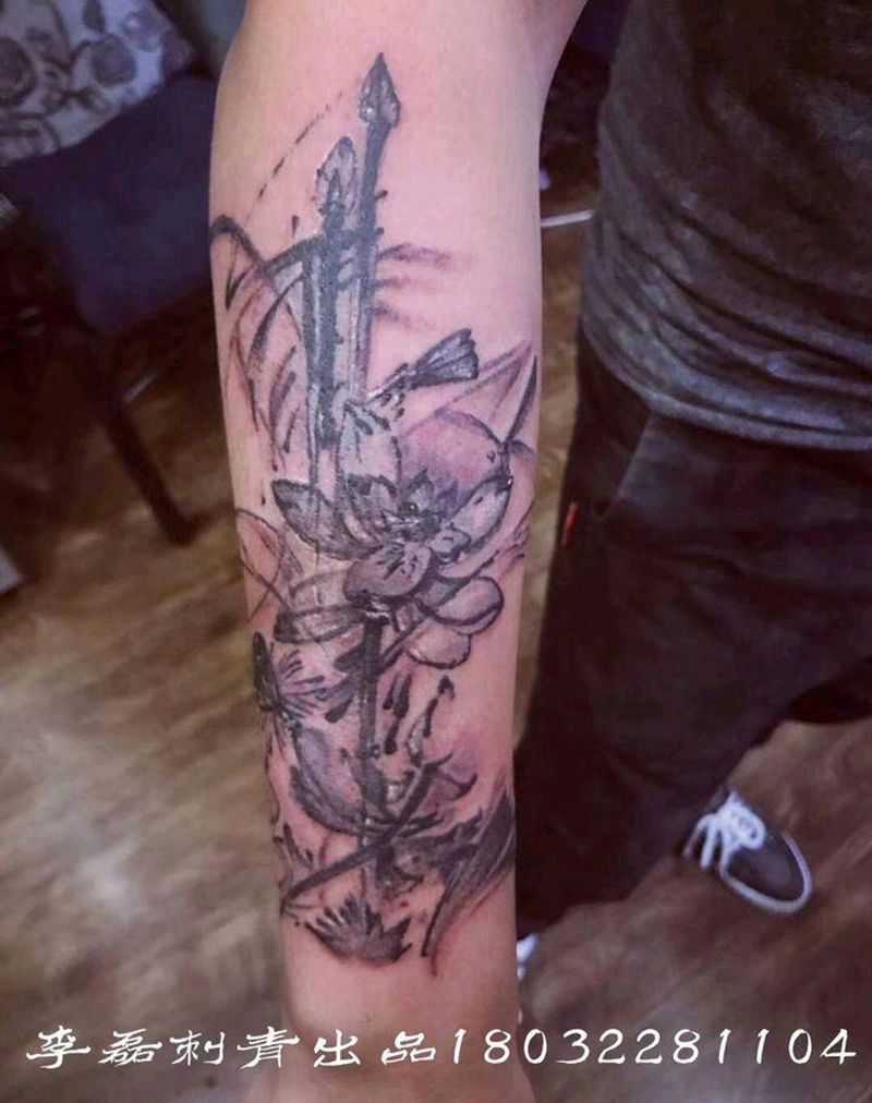 水墨荷花纹身图片_手臂清新植物纹身图案