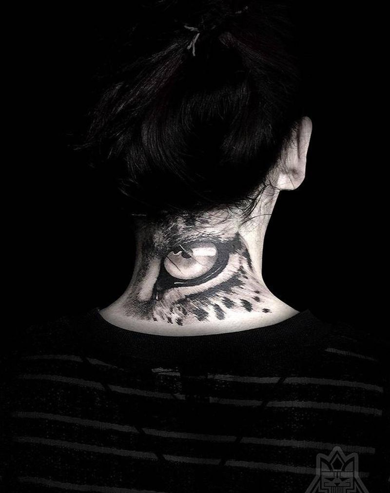 豹眼纹身图片_成品颈部欧美肖像写实动物纹身图案