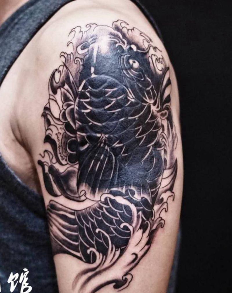 遮盖黑鲤鱼纹身图片
