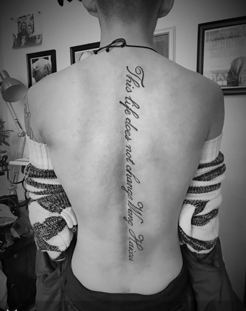 字母纹身图片_几何背部纹身图案