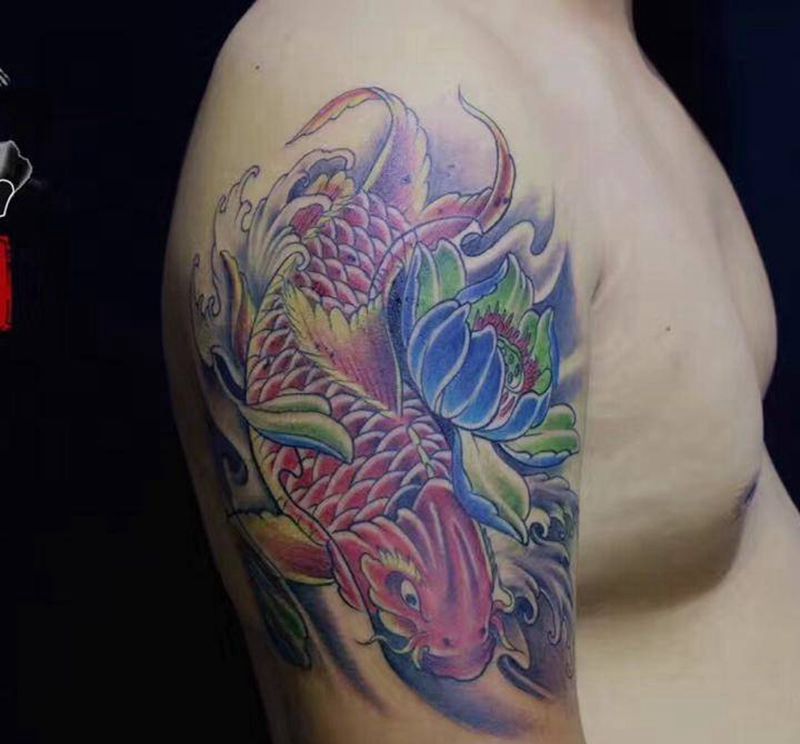 大臂鲤鱼纹身图片