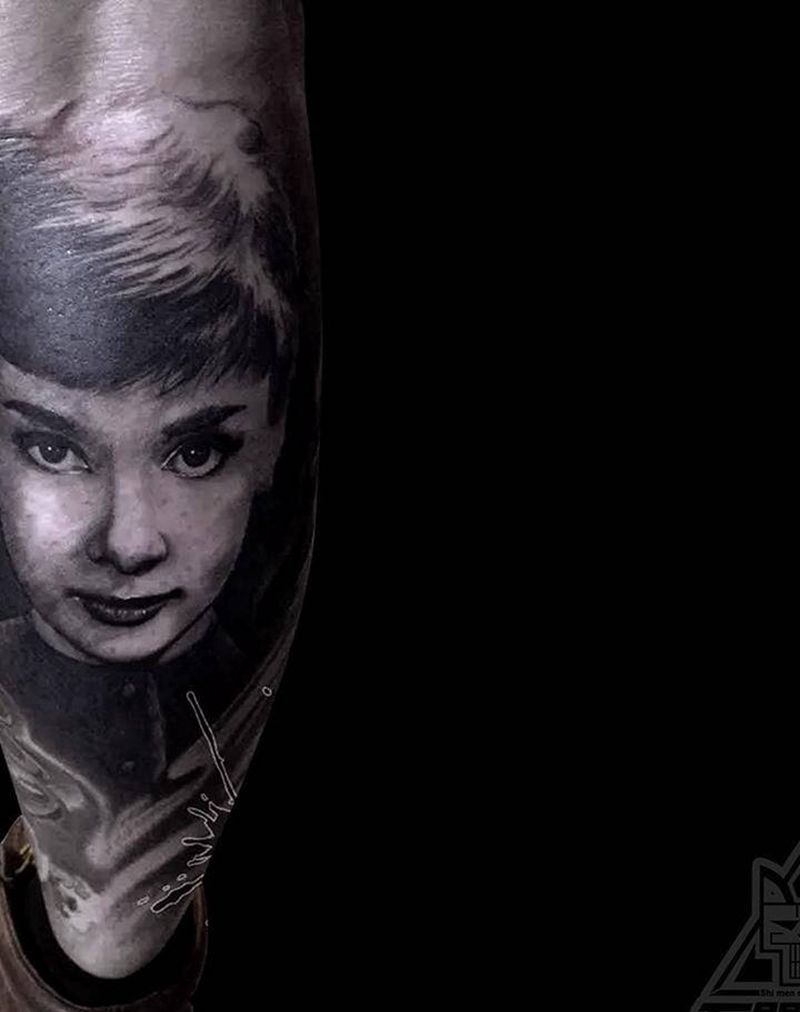 赫本纹身图片_成品腿部欧美写实肖像人物纹身图案