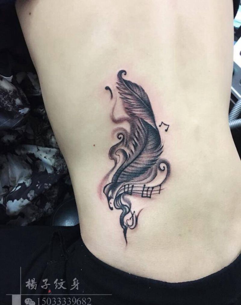 羽毛纹身图片_腰部纹身图案