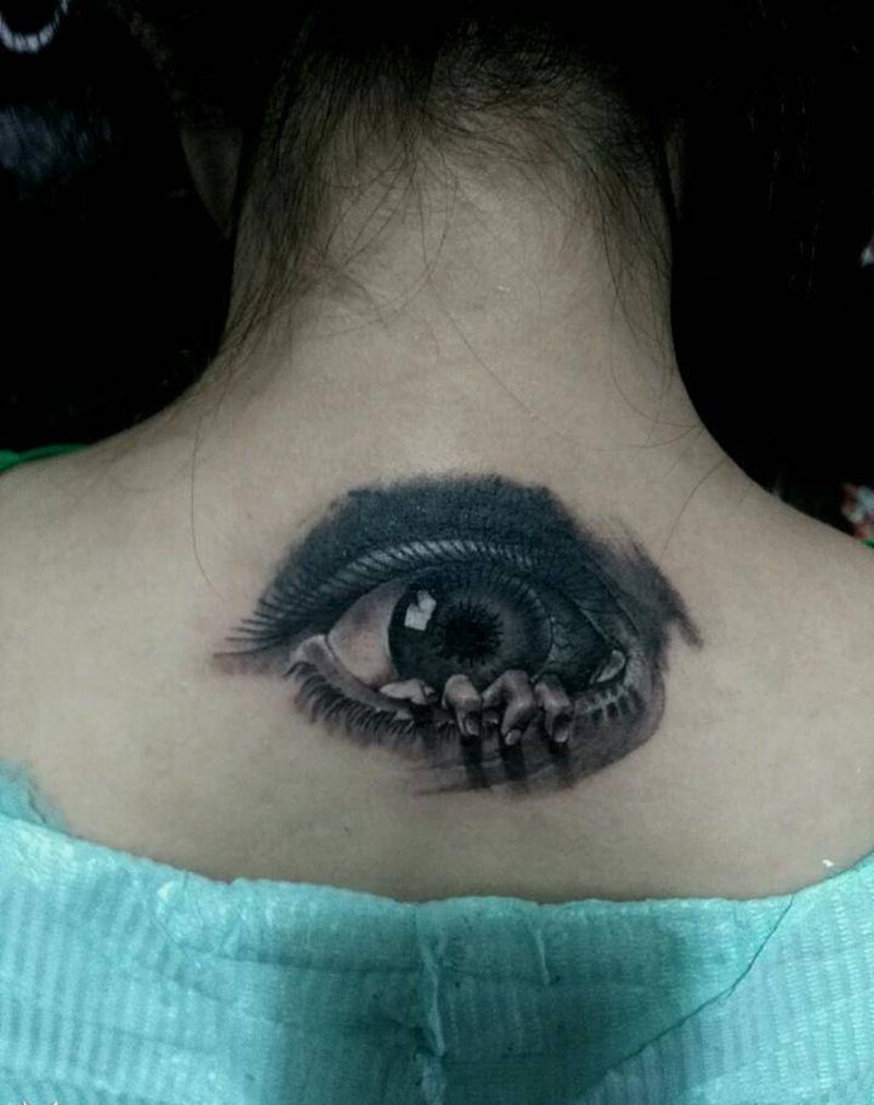 防人眼纹身图片_背部欧美写实纹身图案