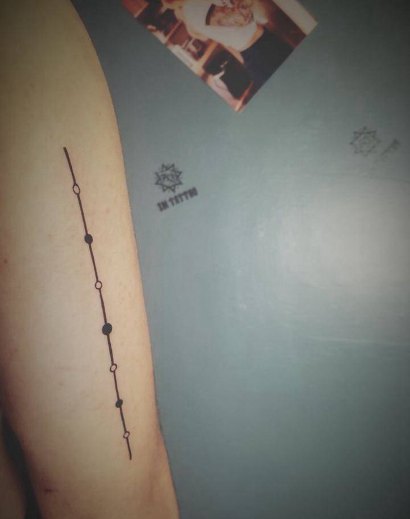 直线纹身图片_手臂几何纹身图案