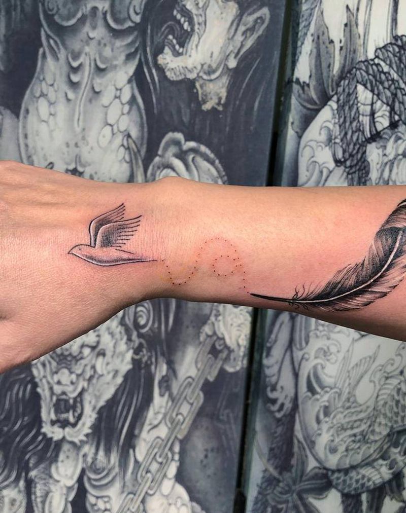 羽毛鸟纹身图片_手臂手部欧美写实纹身图案
