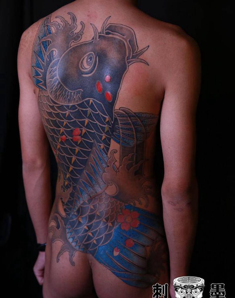 鱼纹身图片_背部腹部老传统纹身图案