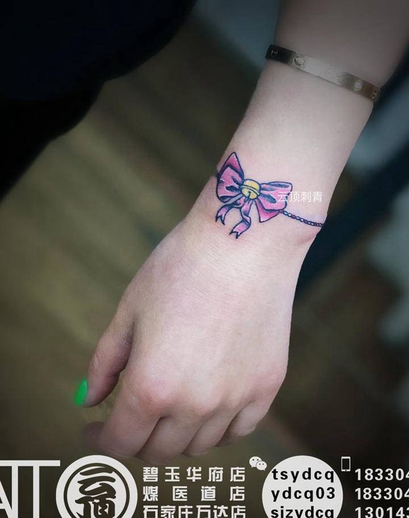 蝴蝶结纹身图片_手臂New School蝴蝶结纹身图案