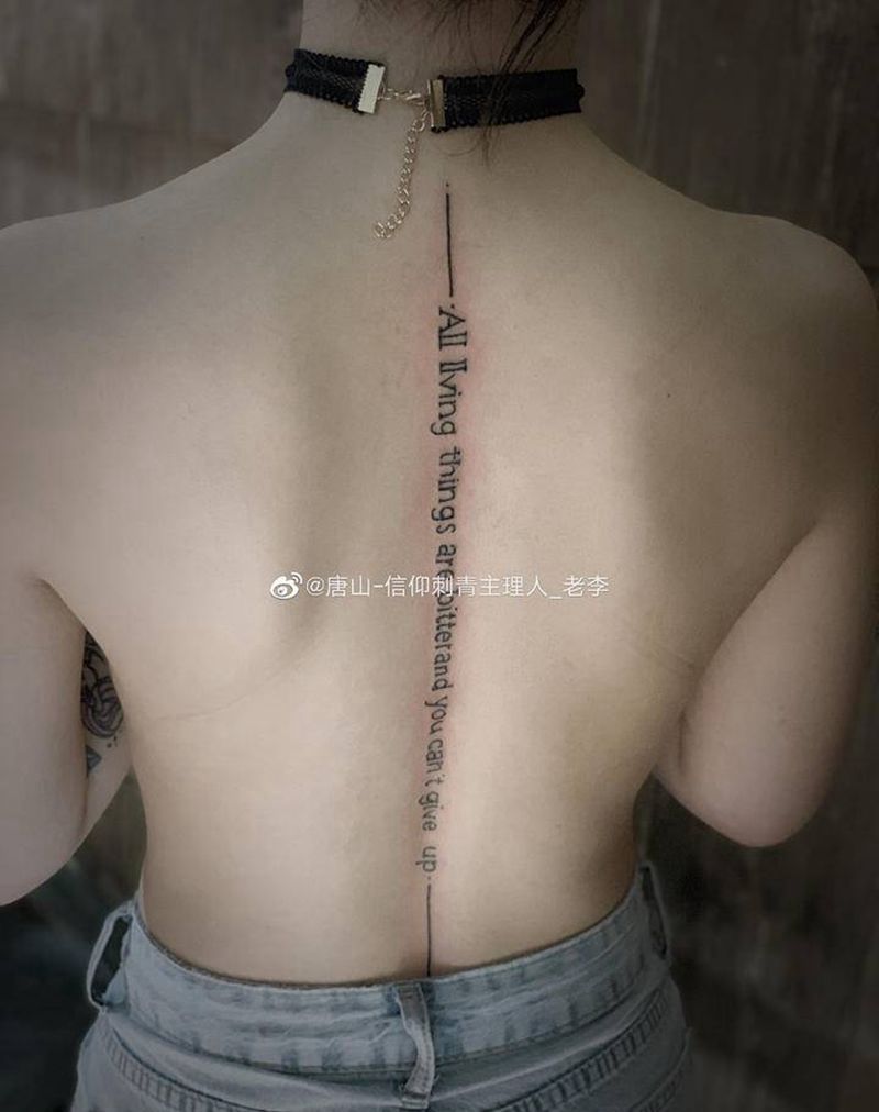 ……纹身图片_背部花体字纹身图案