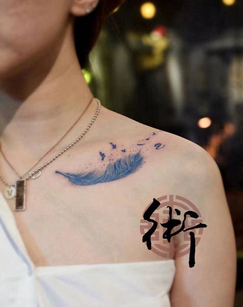 彩色羽毛纹身图片_肩部水彩羽毛纹身图案