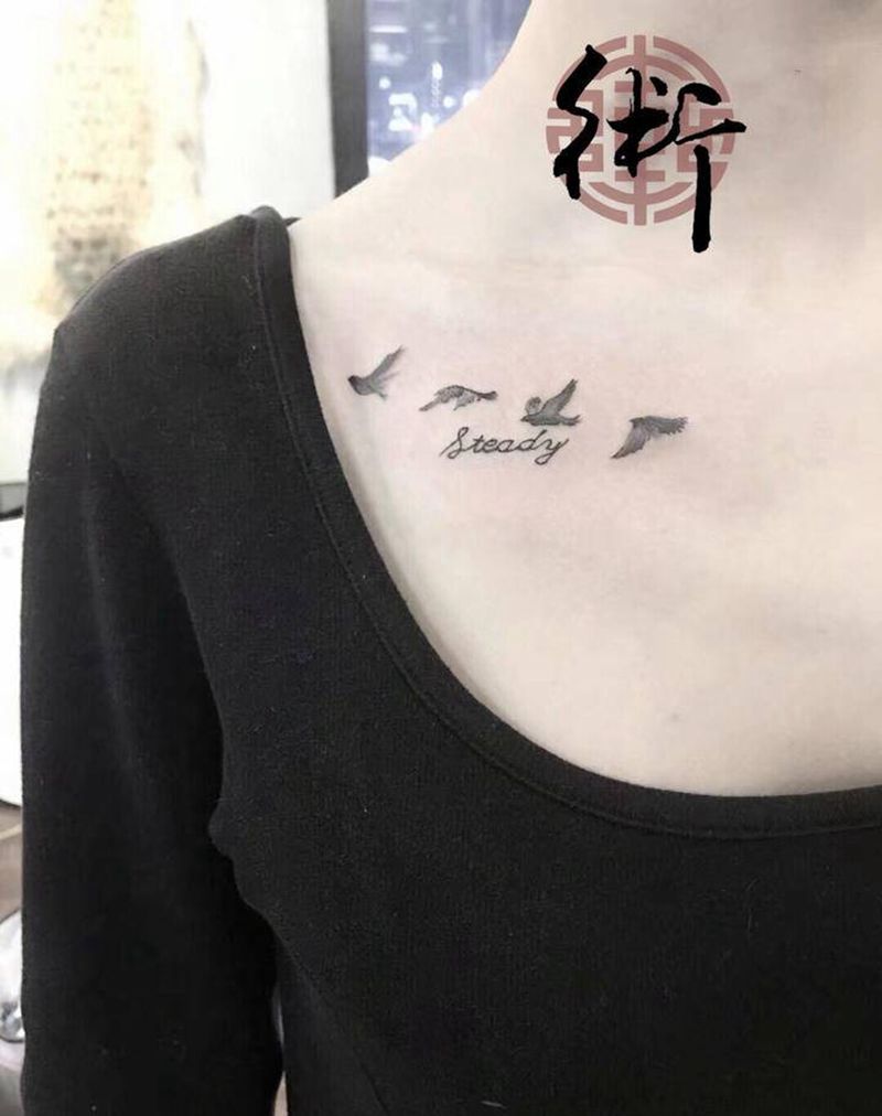 小燕子纹身图片_肩部水墨燕子纹身图案