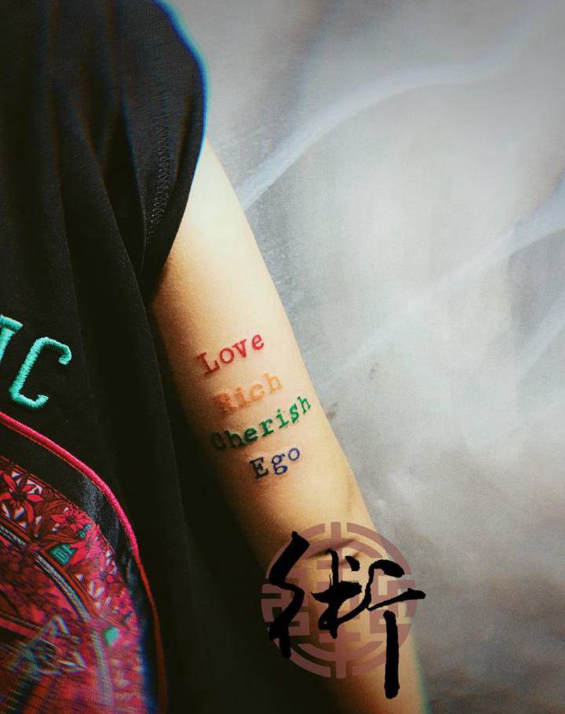 彩色英文纹身图片_手臂图腾花体字纹身图案