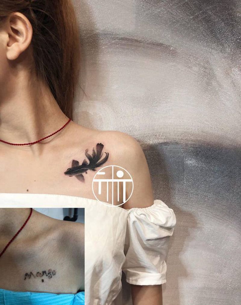 金鱼遮盖纹身图片_肩部鱼纹身图案