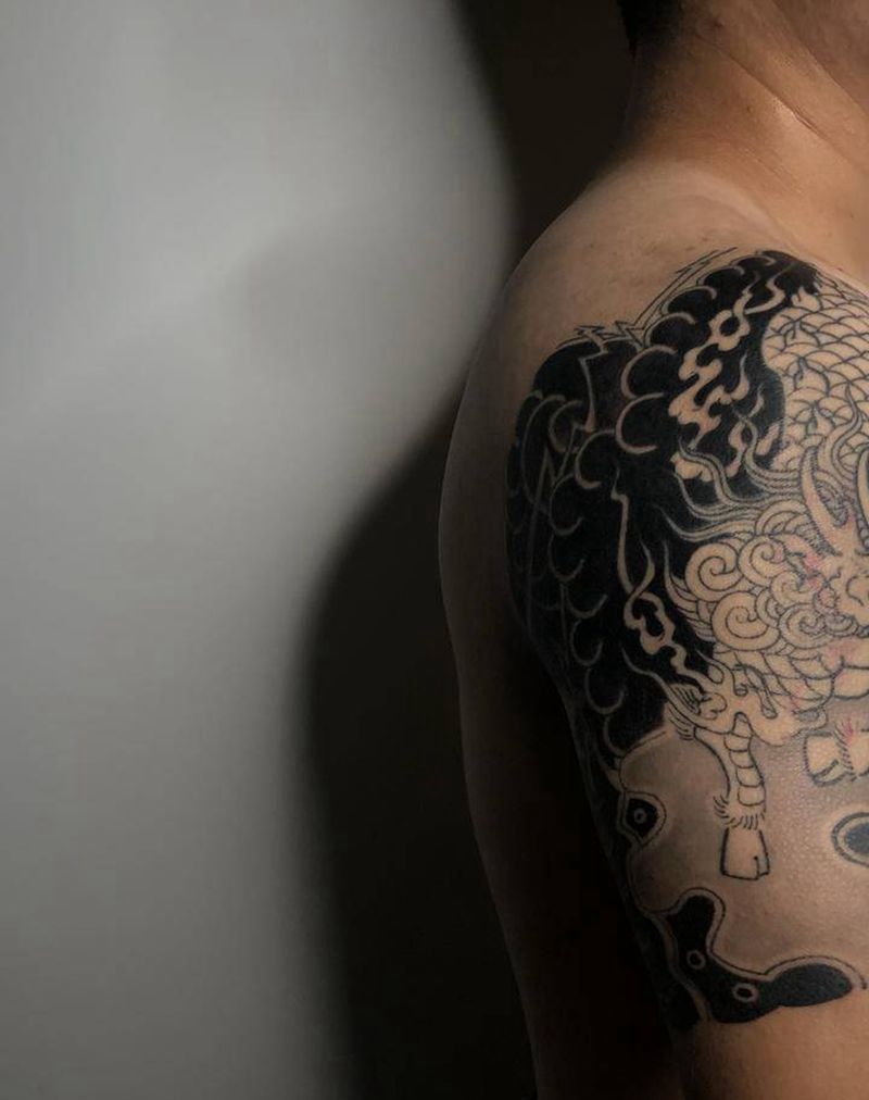 麒麟半胛纹身图片_肩部手臂老传统纹身图案