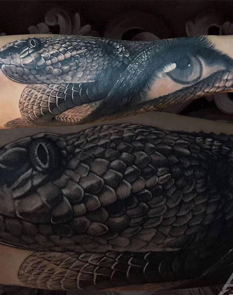 蛇纹身图片_手臂欧美写实蛇眼睛纹身图案