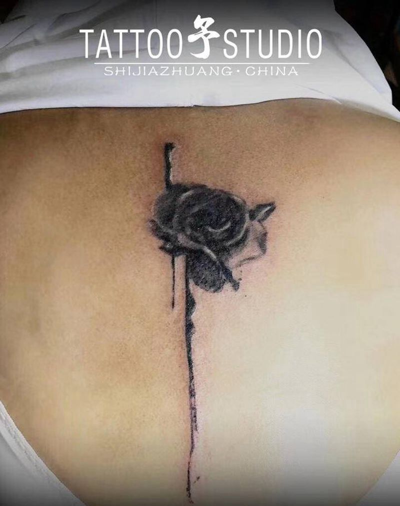 花纹身图片_背部水墨欧美写实纹身图案