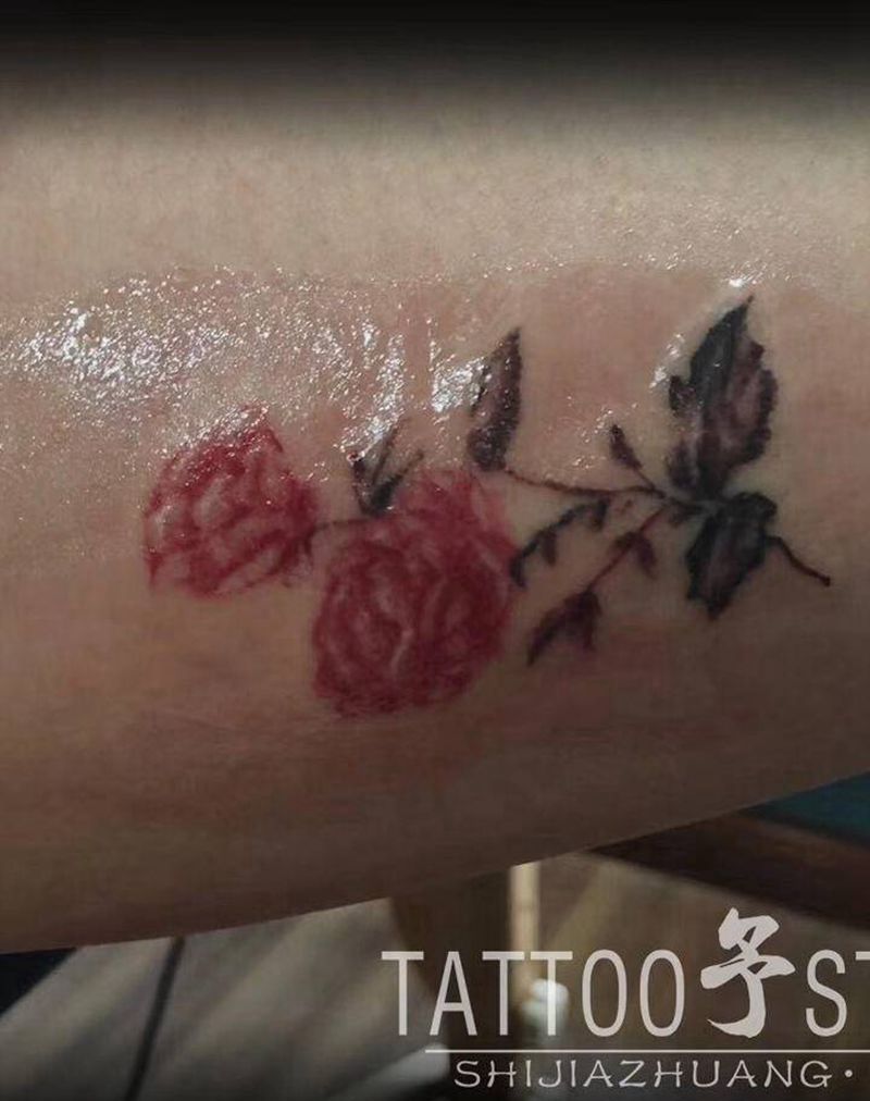 花纹身图片_腿部欧美写实水彩纹身图案