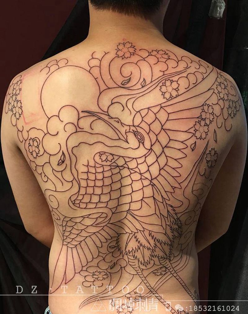 满背线条纹身图片_背部老传统纹身图案