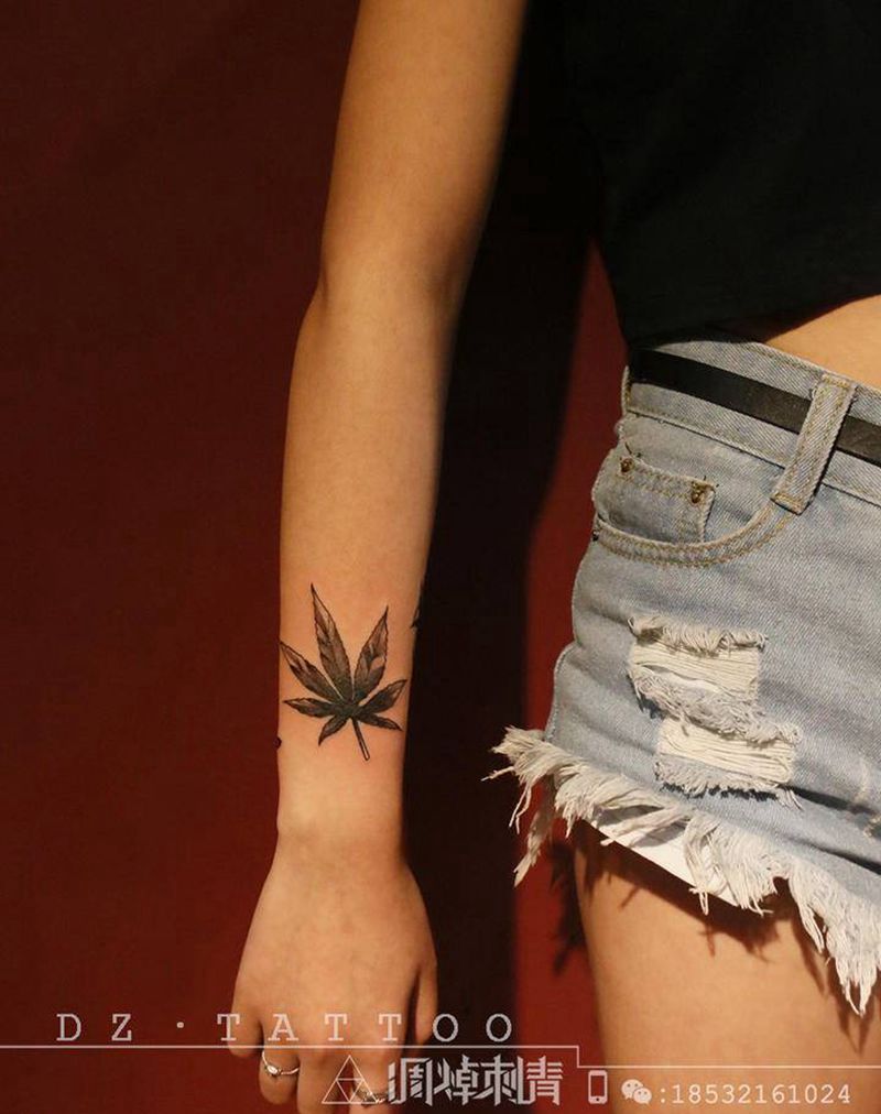 麻叶纹身图片_手臂纹身图案