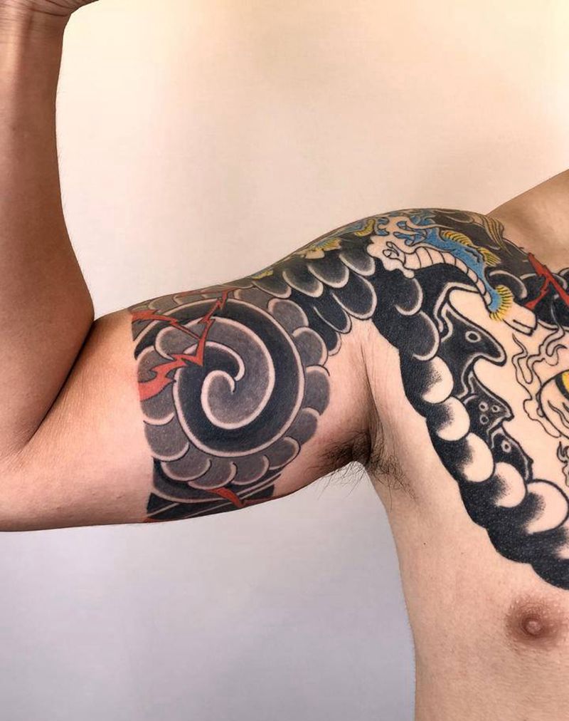 半胛麒麟纹身图片_肩部手臂老传统纹身图案