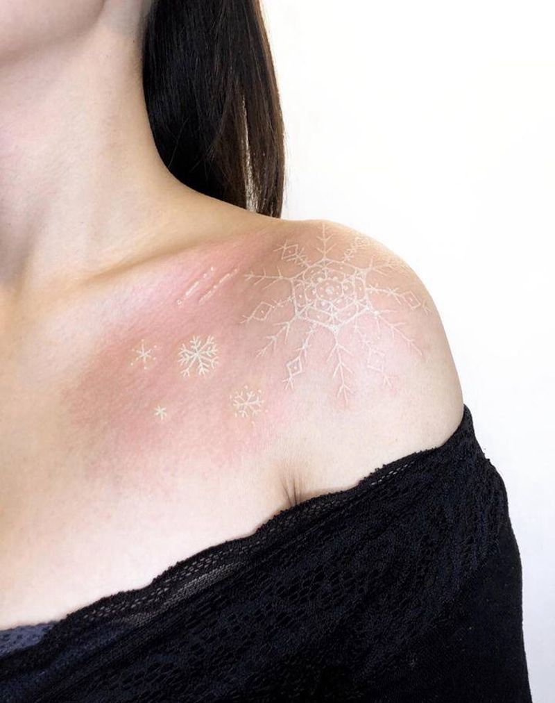 白色仙女的白色雪花❄️纹身图片_肩部几何纹身图案