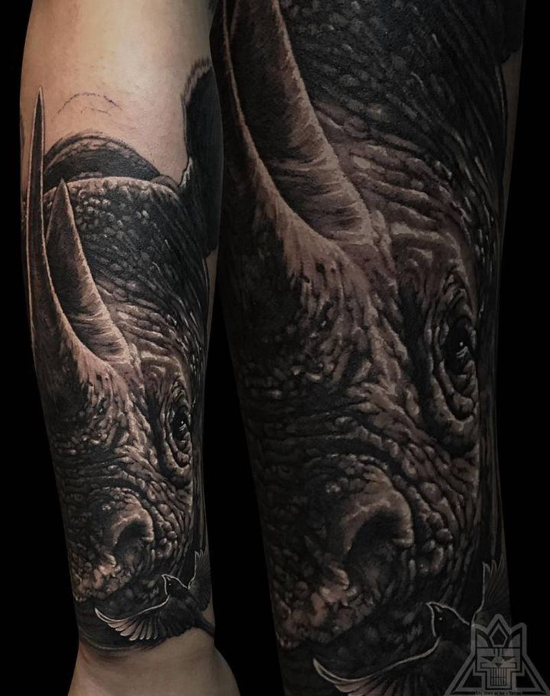 犀牛纹身图片_手臂欧美写实动物肖像犀牛纹身图案