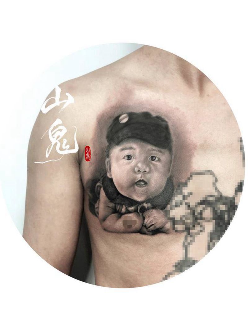 小孩肖像纹身图片_胸部欧美写实写实家人纹身图案