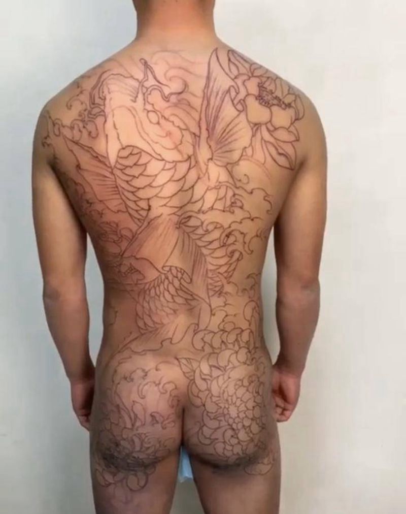 满背鲤鱼纹身图片_背部新传统纹身图案