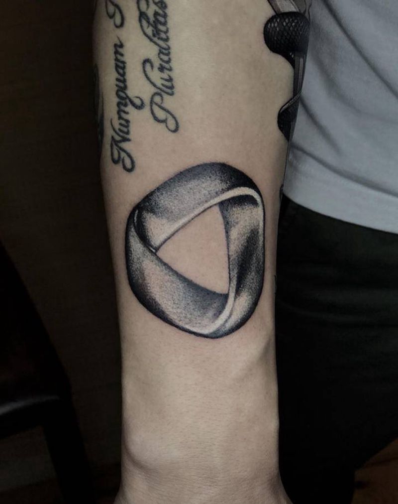 莫比乌斯环纹身图片_手臂欧美写实纹身图案