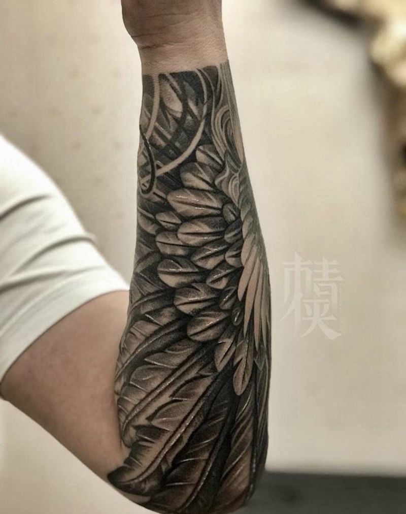 包小臂翅膀纹身图片_手臂欧美写实纹身图案