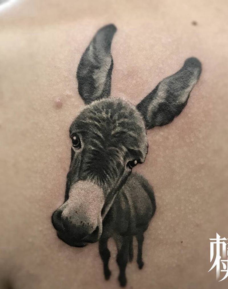 瞅你咋地纹身图片_背部欧美写实纹身图案