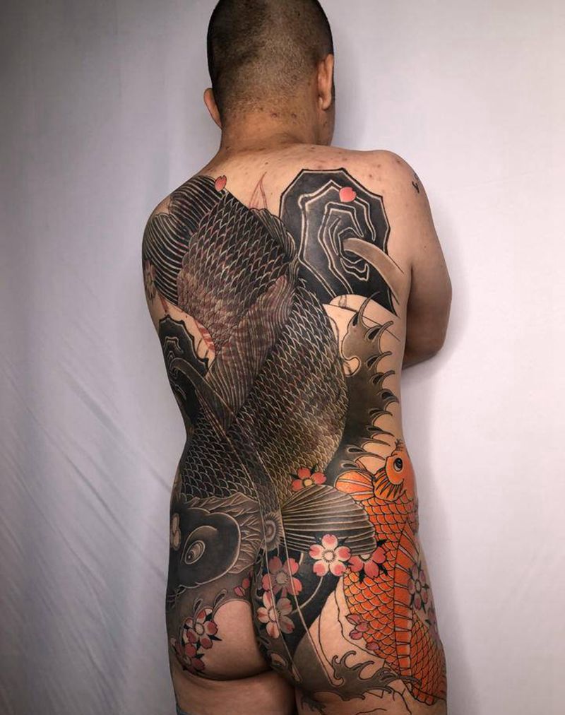 五鲤报福纹身图片_臀部背部老传统新传统纹身图案