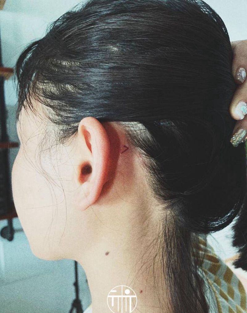 7纹身图片_颈部数字纹身图案