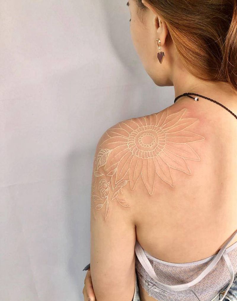 白色的爱纹身图片_背部胸部点刺水墨纹身图案