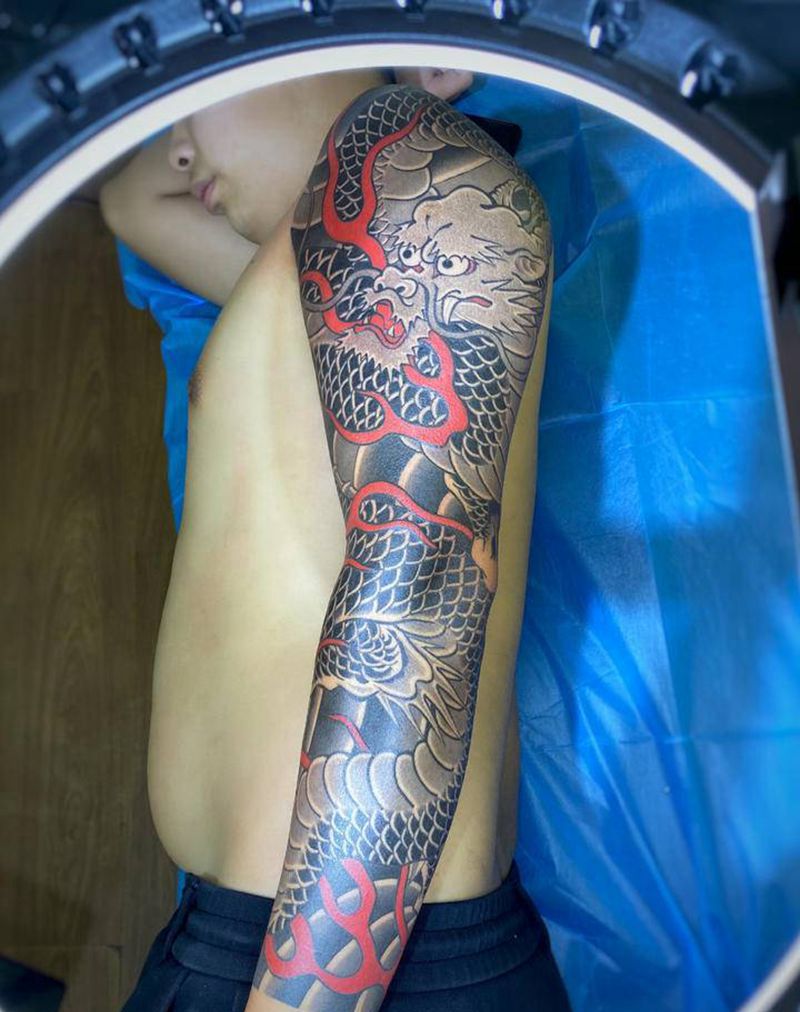 龙花臂纹身图片_手臂背部老传统新传统纹身图案