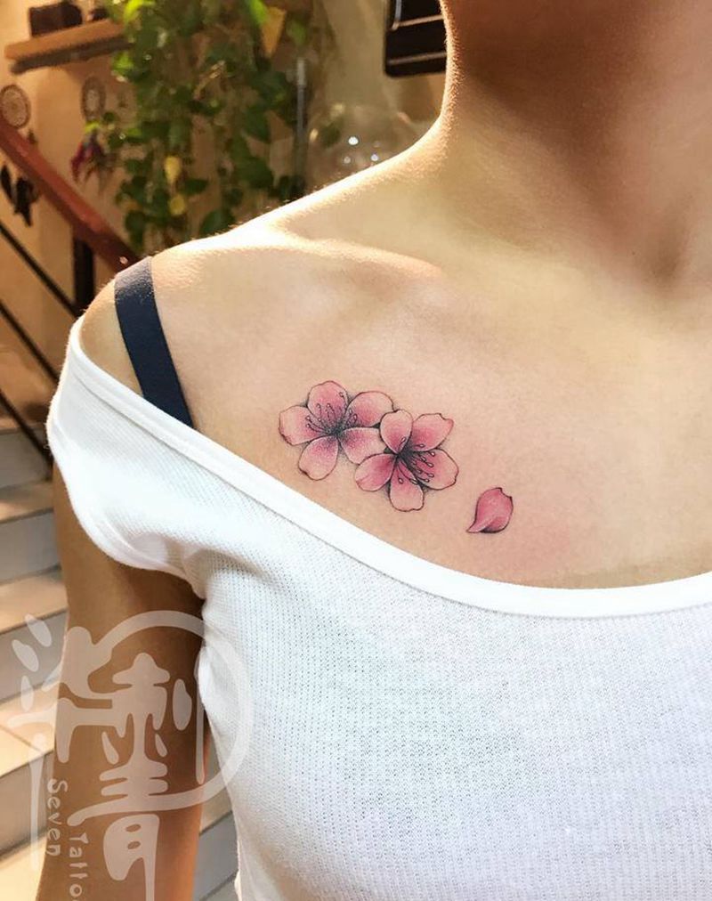 樱花纹身图片_肩部胸部水彩水墨纹身图案