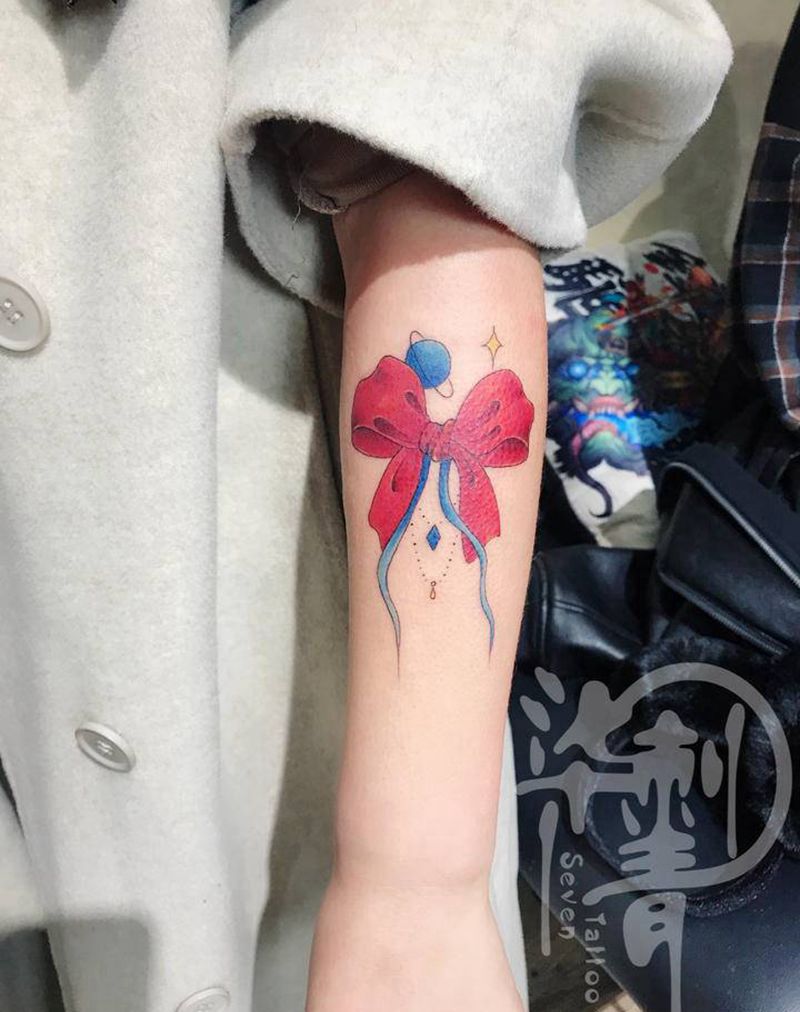 蝴蝶结纹身图片_手臂颈部水彩New School纹身图案
