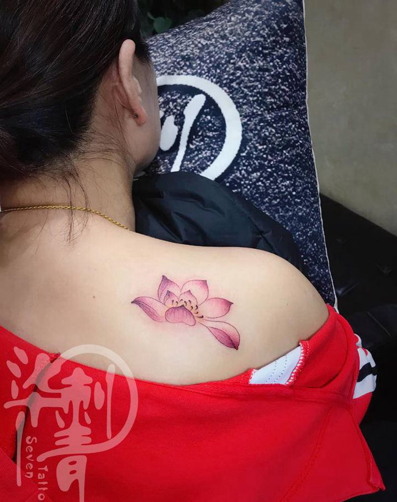 莲花纹身图片_肩部新传统纹身图案