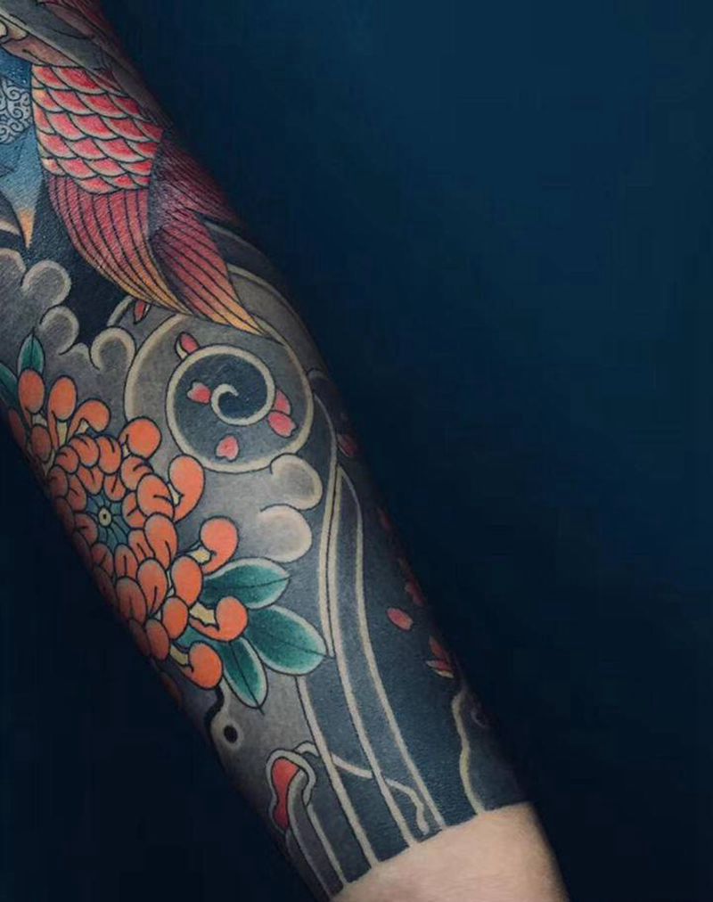 金太郎抱鱼纹身图片_手臂老传统鱼菊花纹身图案