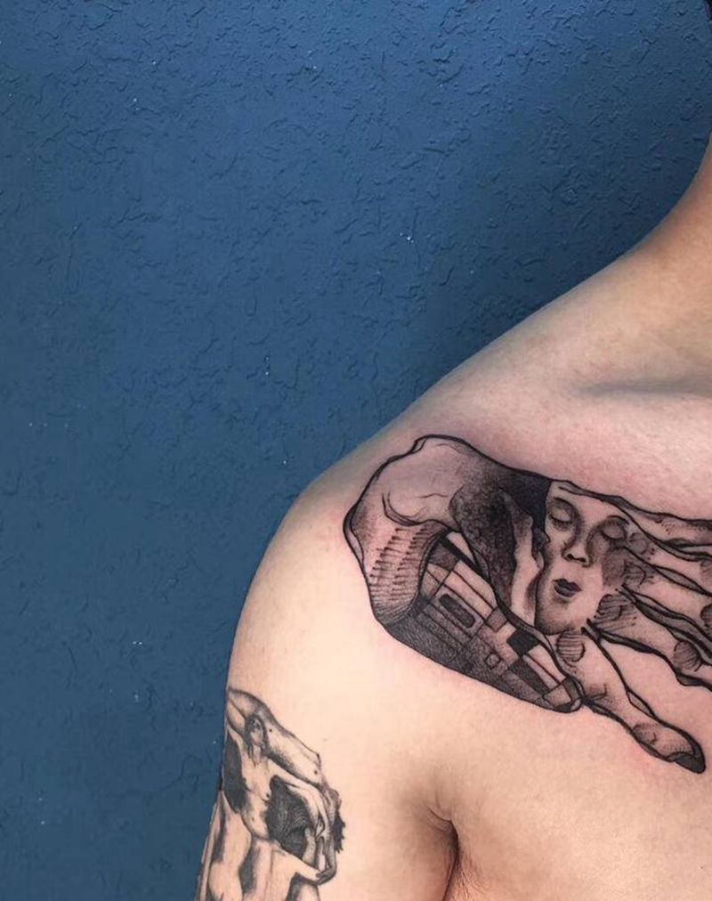 手纹身图片_肩部欧美写实手纹身图案