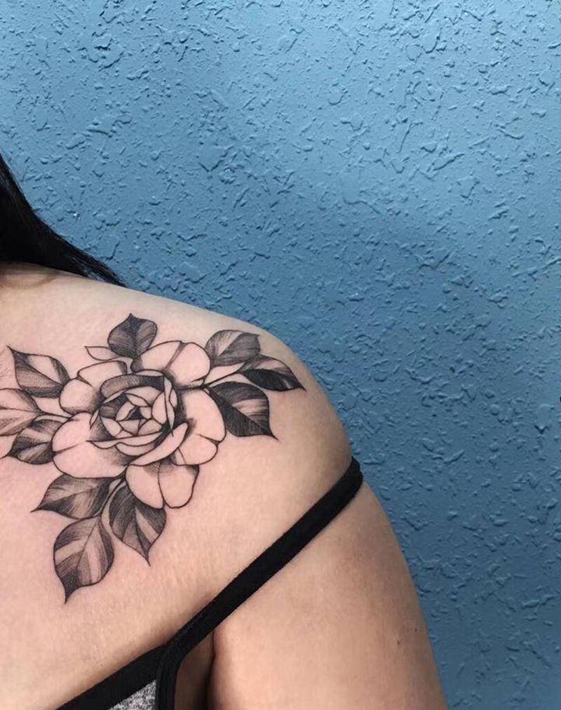 素花纹身图片_肩部素花纹身图案