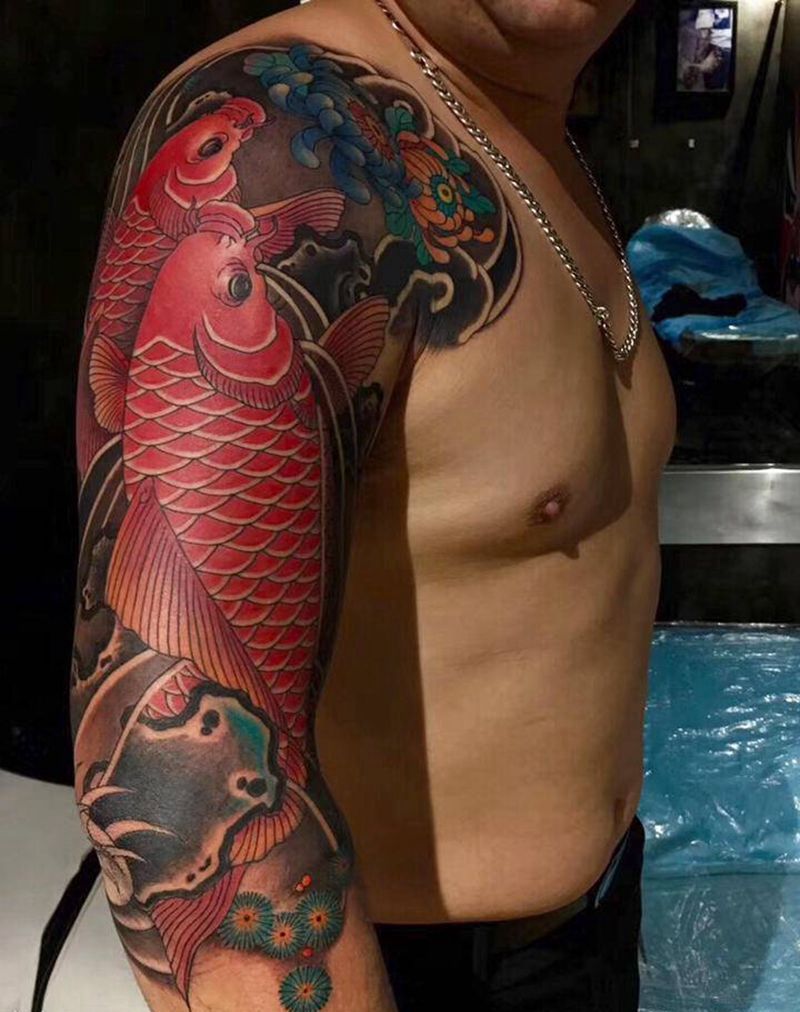 半臂纹身图片_手臂老传统鱼菊花纹身图案