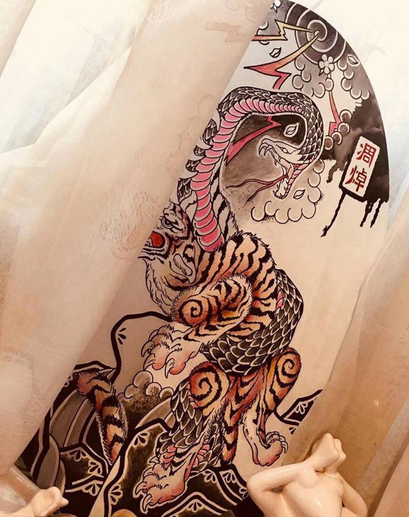 老虎与蛇纹身图片_脚部老传统纹身图案