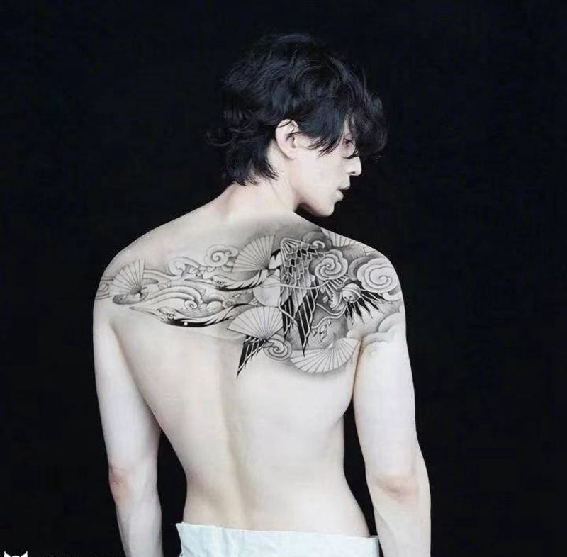 手稿效果图纹身图片_肩部胸部新传统鹤纹身图案